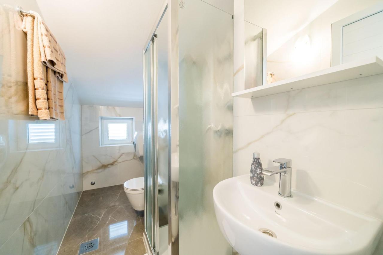 Rooms & Apartments Barisic มลินี ห้อง รูปภาพ