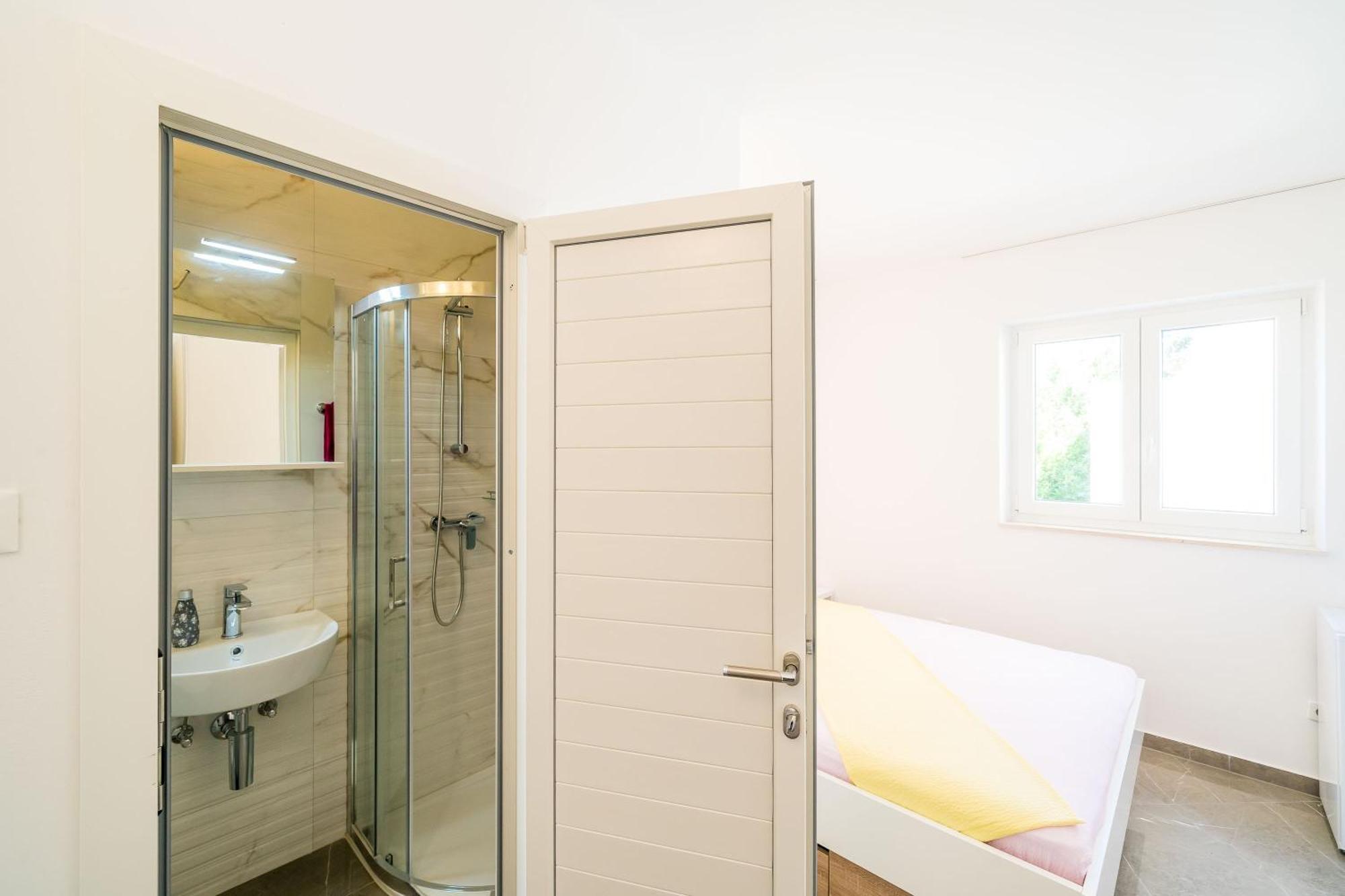 Rooms & Apartments Barisic มลินี ห้อง รูปภาพ
